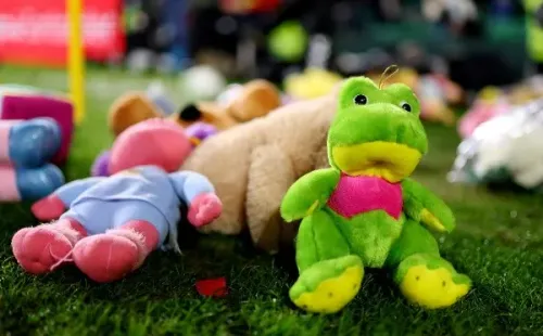 Los peluches tiñeron el verde del césped del Benito Villamarín gracias a los hinchas del Betis. Foto: Getty Images