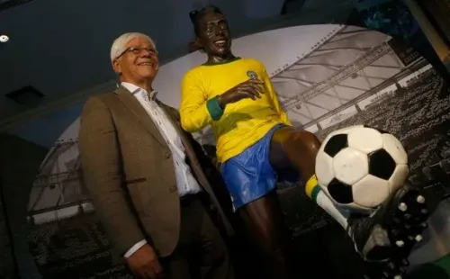 Humberto Cruz junto a una estatua de Pelé. | Foto: Agencia Uno