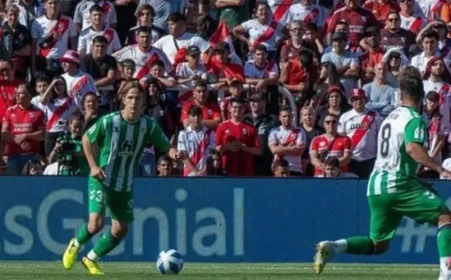 Félix Garreta sumó minutos en el amistoso del Betis ante River Plate. | Foto: Instagram