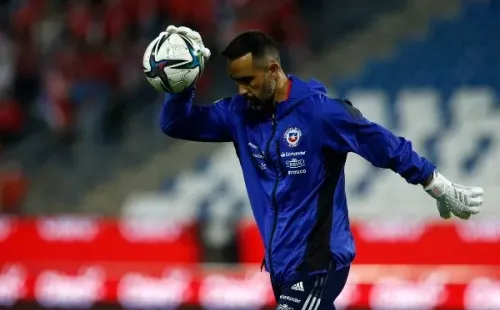 Claudio Bravo no logró el objetivo de clasificar con la Roja al Mundial de Qatar 2022. | Foto: Getty Images.