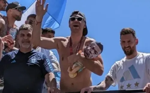 Dibu Martínez y un muñeco de Mbappé