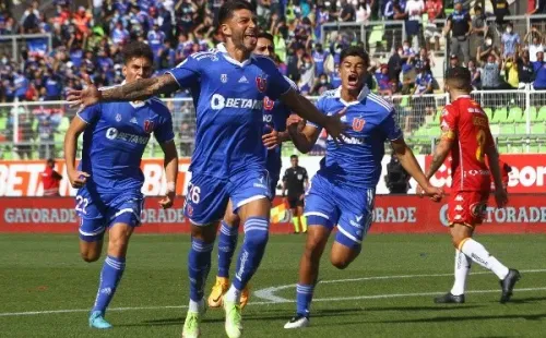 Álvaro Brun festeja el único gol que convirtió en Universidad de Chile. (Agencia Uno).