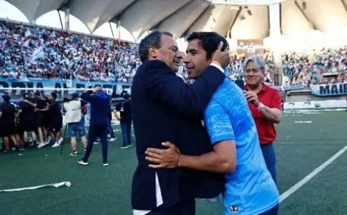 Nicolás Núñez se abraza con Cristian Ogalde, el presidente de Magallanes. (Agencia Uno).
