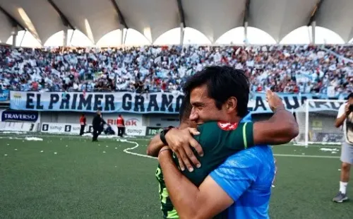 El abrazo de Nicolás Núñez con César Cortés, uno de sus grandes amigos de la vida. (Agencia Uno).