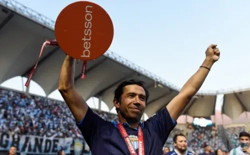 Nicolás Núñez levanta la copa en señal de que Magallanes fue el mejor equipo del Campeonato Ascenso 2022. (Agencia Uno).