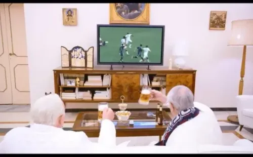 Hasta compartiendo una cerveza los Papas vieron la final del Mundial 2014 según la película de Fernando Meirelles (Netflix). | Foto: Captura.