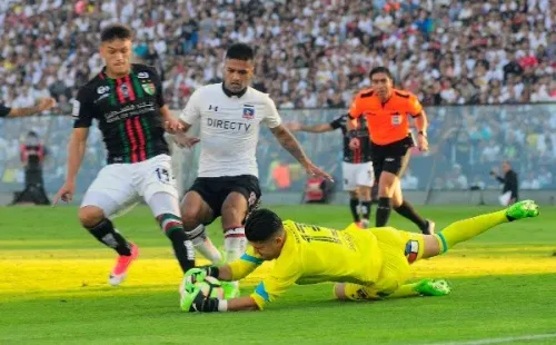 Álvaro Salazar va al piso en un partido por Colo Colo. (Agencia Uno).