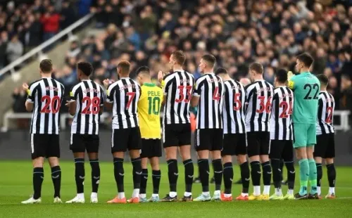 Bruno Guimarães y el equipo titular del Newcastle en el minuto de silencio en memoria de Pelé. (Getty Images).