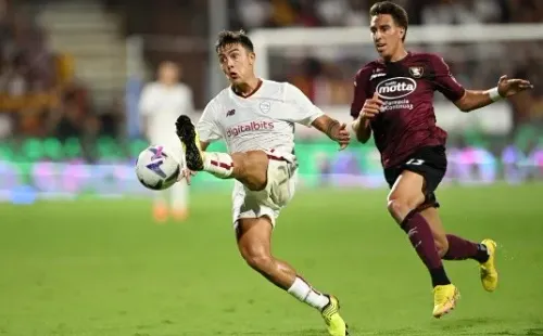 Diego Valencia disputa un balón con Paulo Dybala en un duelo entre la Salernitana y la Roma. (Getty Images 2022).