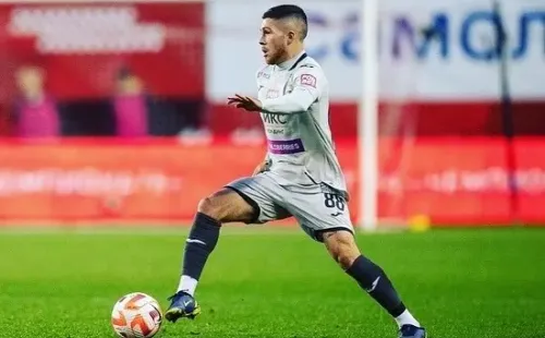 Felipe Méndez conduce la pelota en el CSKA Moscú de Rusia.
