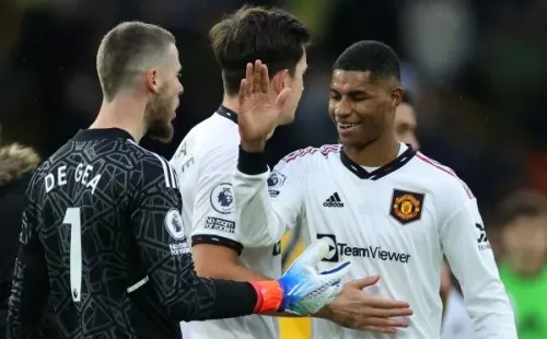 Marcus Rashford es felicitado por Harry Maguire y el meta español David de Gea, portero que fue figura en el triunfo del Manchester United. (Getty Images).