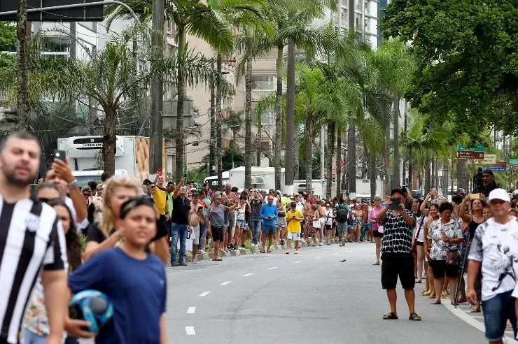 Miles esperan a Pelé en las calles de Santos
