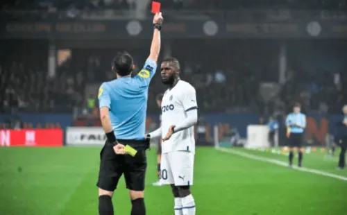 Ruddy Buquet le sacó la tarjeta roja directa al portugués Nuno Tavares. (Getty Images 2023).