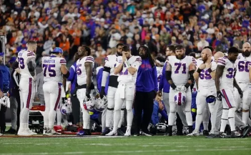 Los jugadores de los Bills miraron impactados como su compañero era literalmente resucitado en la cancha. | Foto: Getty Images.