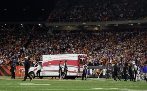 Damar Hamlin tuvo que ser retirado en ambulancia del Estadio Paul Brown. | Foto: Getty Images.