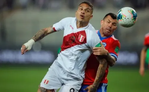 Paolo Guerrero lucha un balón con Gary Medel. (Agencia Uno).