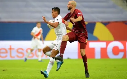 Alex Valera en acción con Perú ante Venezuela en la Copa América de 2021. (Getty Images).
