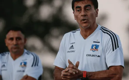 Gustavo Quinteros da indicaciones en la pretemporada del plantel estelar de Colo Colo en Argentina. (Comunicaciones Colo Colo).