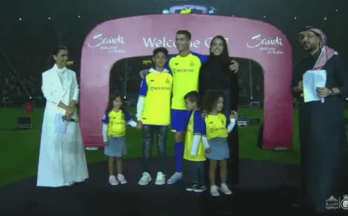 Cristiano Ronaldo y su familia ya reciben el cariño de los hinchas del Al Nassr. Foto: YouTube