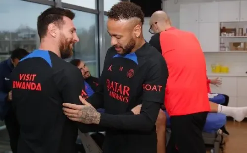 Neymar recibe a Messi en el PSG