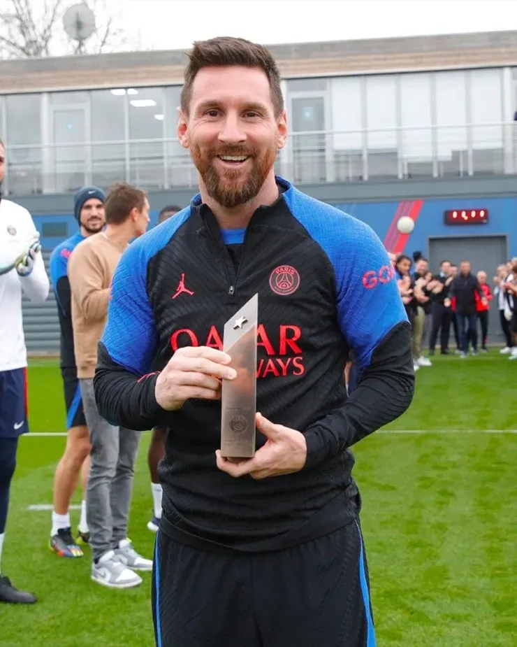 Messi recibe un reconocimiento del PSG tras ser campeón del mundo