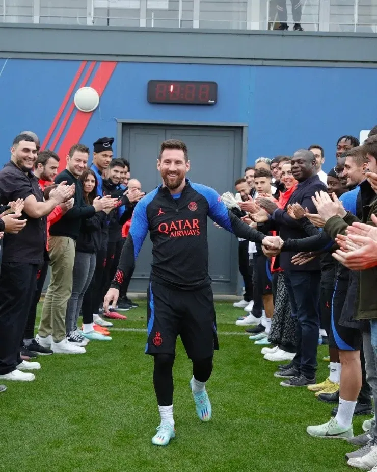 PSG le hace un pasillo de campeón a Messi