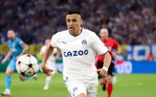 Alexis Sánchez no está contendo jugando solo en delantera y le tiró la oreja al Marsella. Foto: IMAGO