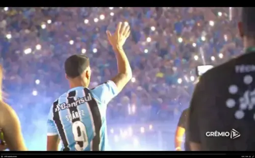 Luis Suárez desató la locura de los hinchas de Gremio en su llegada. Foto: Gremio.