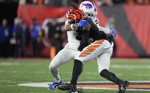 Este tackle hizo que Damar Hamlin sufriera un paro cardiaco en la cancha. | Foto: Getty Images.