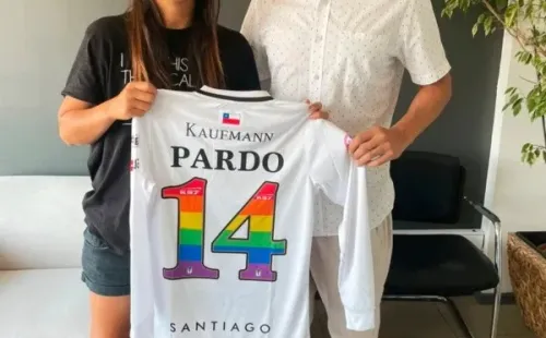 Pardo ya firmó su renovación y posó con el presidente del Chago, Sebastián Nasur. (Santiago Morning)