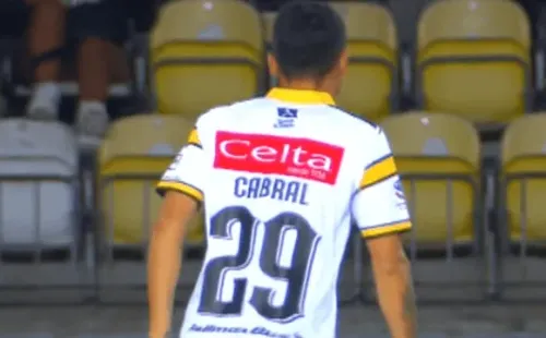 Luciano Cabral con la camiseta “29” de Coquimbo Unido. (Captura TNT Sports).