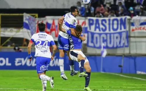 La UC y Talleres se enfrentaron en la Copa Libertadores 2022, y ahora jugarían un amistoso que finalmente fue suspendido. | Foto: Agencia Uno