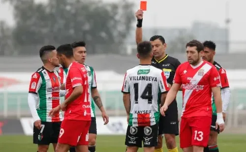 Tobar le sacó tarjeta roja a 14 árbitros del fútbol chileno. | Foto: Agencia Uno