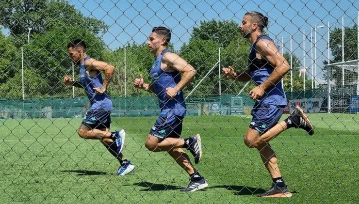 Opazo está realizando los trabajos de pretemporada con Racing en Argentina. | Foto: Twitter @Totypintosok.