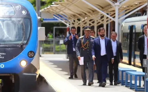Presidente Boric llega a Estación Limache para entregar anuncios sobre el proyecto Tren Santiago-Limache. (Agencia Uno)