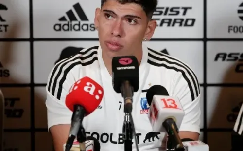 Carlos Palacios apareció con la 7 en su presentación en Colo Colo. Foto: Comunicaciones Colo Colo.