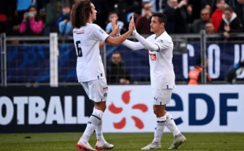 Mattéo Guendouzi felicita a Alexis Sánchez después del Panenka que hizo en la Copa de Francia el tocopillano. (Getty Images).