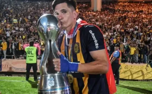 Alfonso Parot posa con la Copa Argentina que ganó junto al plantel de Rosario Central.
