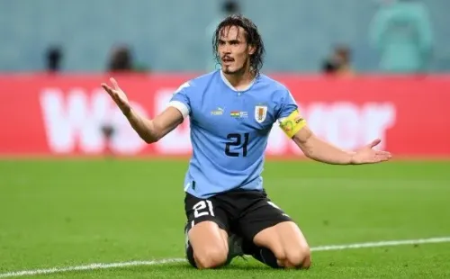 Cavani reclamando una falta en el duelo ante Ghana (Getty)