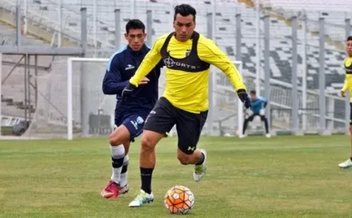 Esteban Paredes también supo lo que era convertirle un gol a Magallanes. | Foto: Colo Colo.