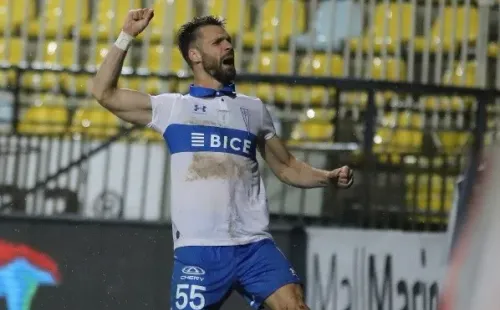 Gary Kagelmacher festeja el único gol que convirtió en Universidad Católica: fue en el empate 1-1 frente a Everton de Viña del Mar en el Campeonato Nacional 2022. (Agencia Uno).