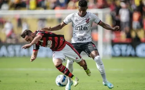 Abner Vinícius intenta quitarle el balón a Everton Ribeiro en la final de la Copa Libertadores 2022 que Flamengo le ganó a Athletico Paranaense. (Conmebol Media Center)