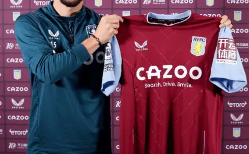 Alex Moreno posa con la camiseta del Aston Villa. Usará el “15”. (Captura).