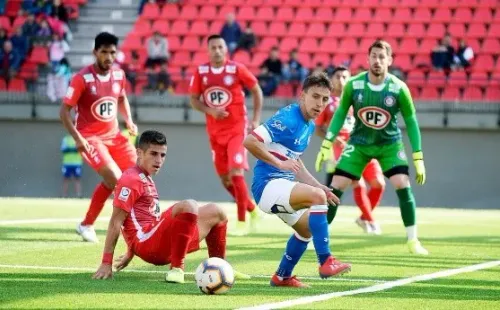 Diego Buonanotte en acción ante Unión La Calera, que pronto será su nuevo club. (Agencia Uno).