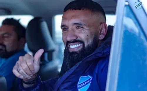 Ronnie sonríe en su arribo a La Paz para jugar en Bolívar. Foto: Bolívar FC.