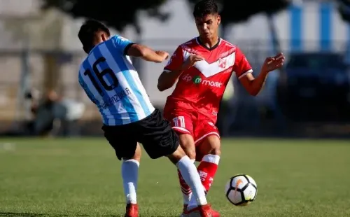 Erick Wiemberg en acción por Deportes Valdivia ante Magallanes. (Agencia Uno).