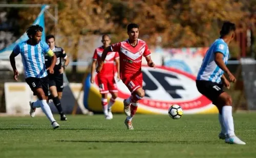 Erick Wiemberg conduce el balón y de cerca lo mira Nicolás Núñez, entonces capitán y hoy DT de Magallanes. (Agencia Uno).