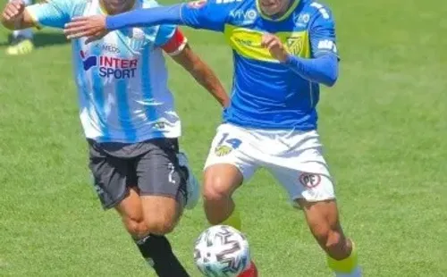 Pedro Navarro en acción ante Braulio Leal en el partido que jugó ante Magallanes por Barnechea. (Captura Instagram).