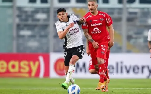 Lorenzo Reyes y Esteban Pavez luchan por un balón en un partido de Colo Colo y Ñublense. (Agencia Uno).
