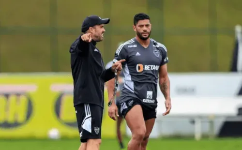 Eduardo Coudet le da indicaciones a Hulk. (Atlético Mineiro).